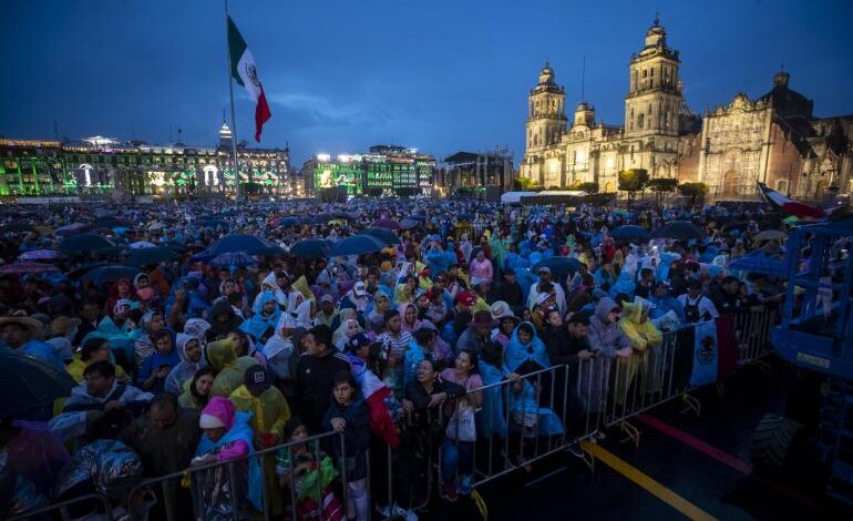 El Grupo Frontera celebra la Independencia de México en el Zócalo capitalino ante miles de personas