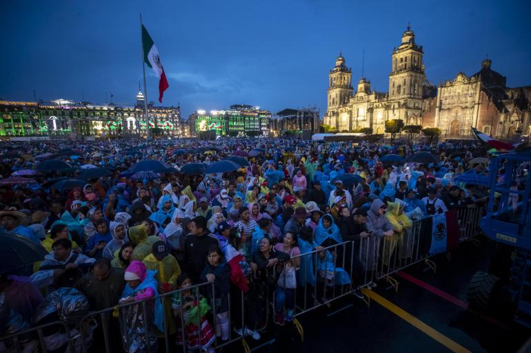 El Grupo Frontera celebra la Independencia de México en el Zócalo capitalino ante miles de personas