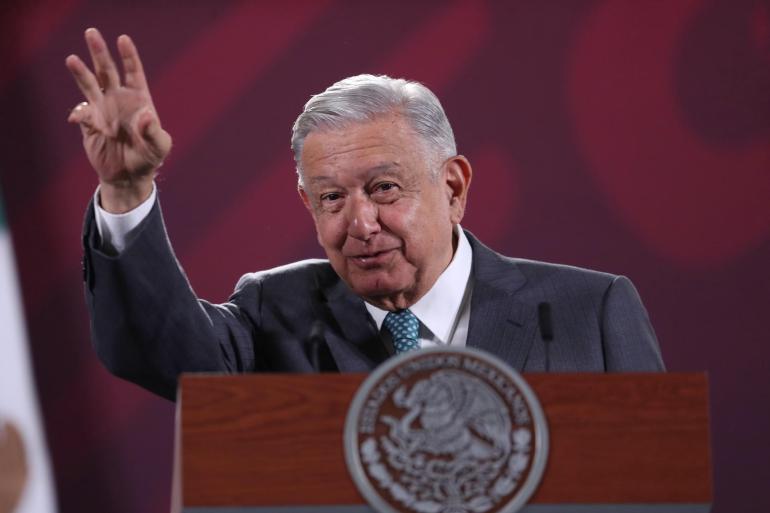 AMLO critica al gobernador de Texas por negarse a retirar las boyas del río Bravo