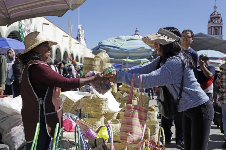 Poblanos reviven la tradición prehispánica del trueque