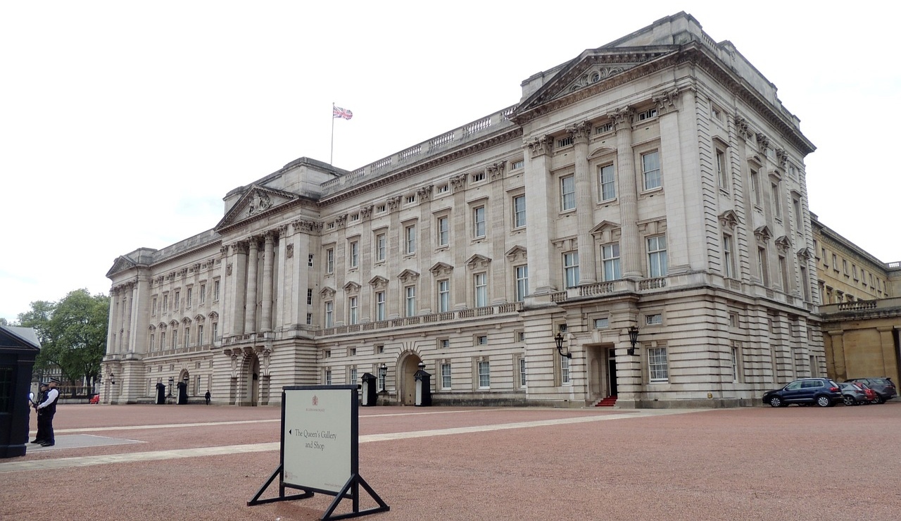 Hombre intenta entrar a caballerizas del Palacio de Buckingham