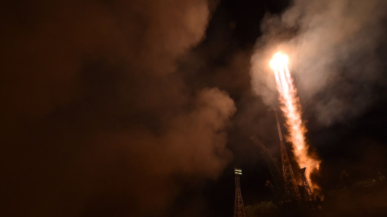 Cohete Soyuz llega a la ISS con dos rusos y una estadounidense a bordo