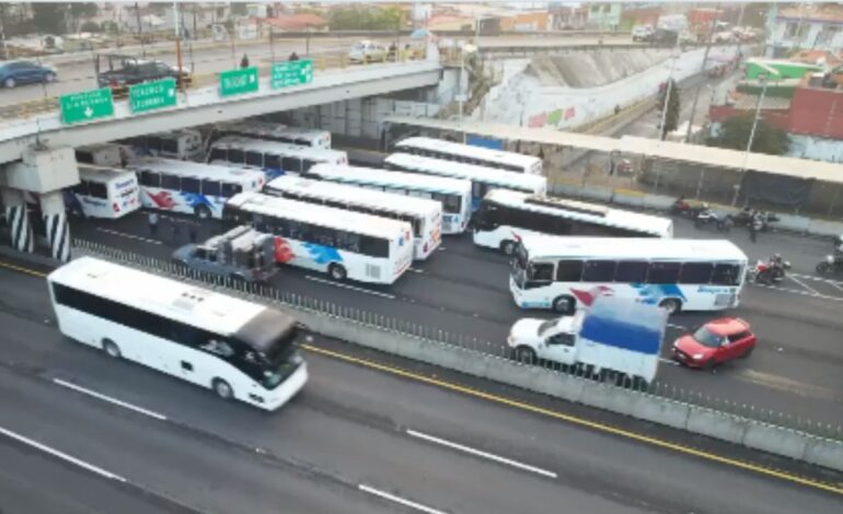 Caos vial en Ecatepec: Transportistas continúan bloqueo en la México-Pachuca
