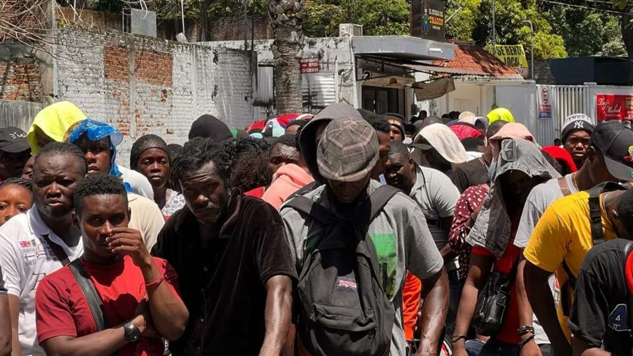 Miles de migrantes protestan en INM de Tapachula por trámites lentos