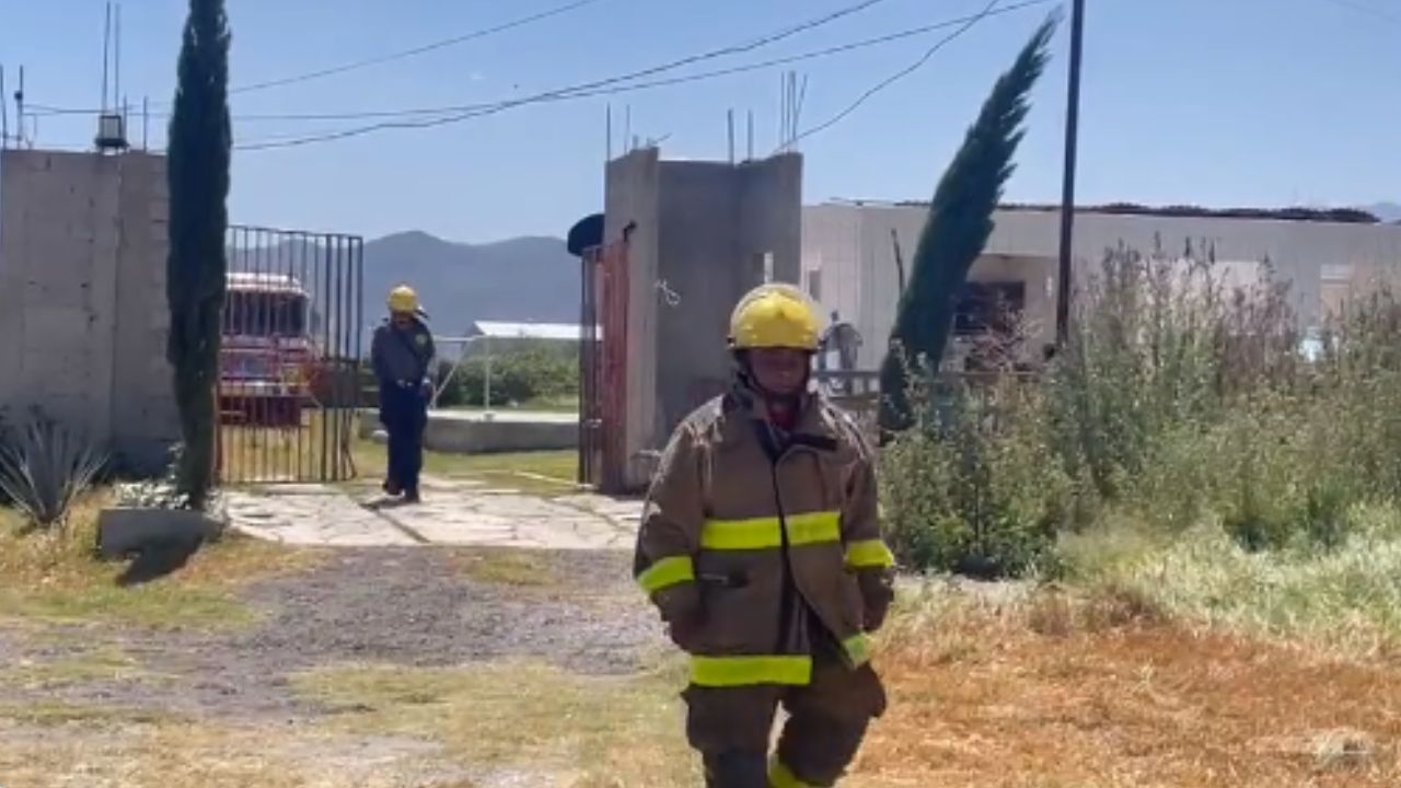 Atienden fuga de gas en toma clandestina cerca de carretera al AIFA en Tecámac