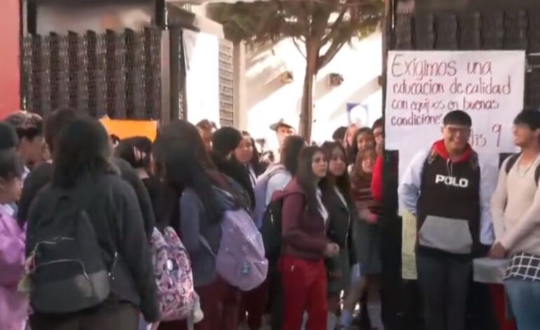 Estudiantes protestan por presencia de Chinches en el CETIS 9, CDMX