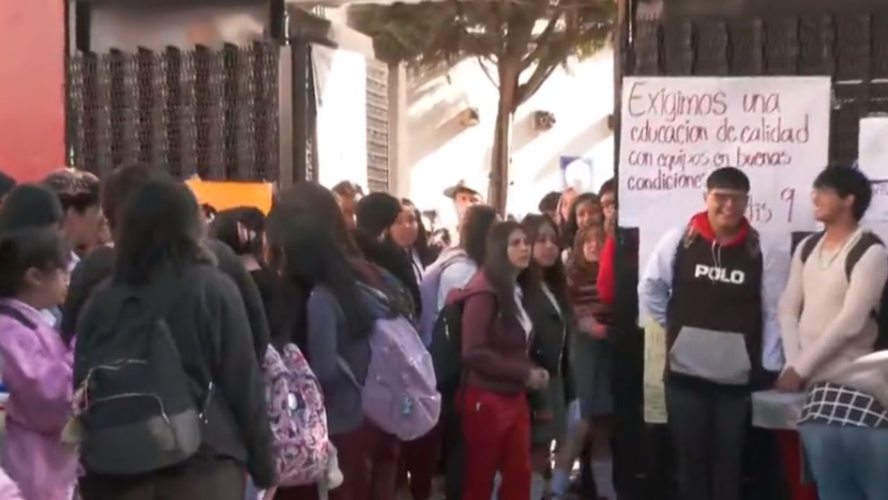 Estudiantes protestan por presencia de Chinches en el CETIS 9, CDMX