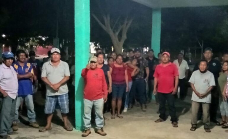 Habitantes de Guelaguichi retienen a funcionarios por desinteres de alcaldesa en Oaxaca