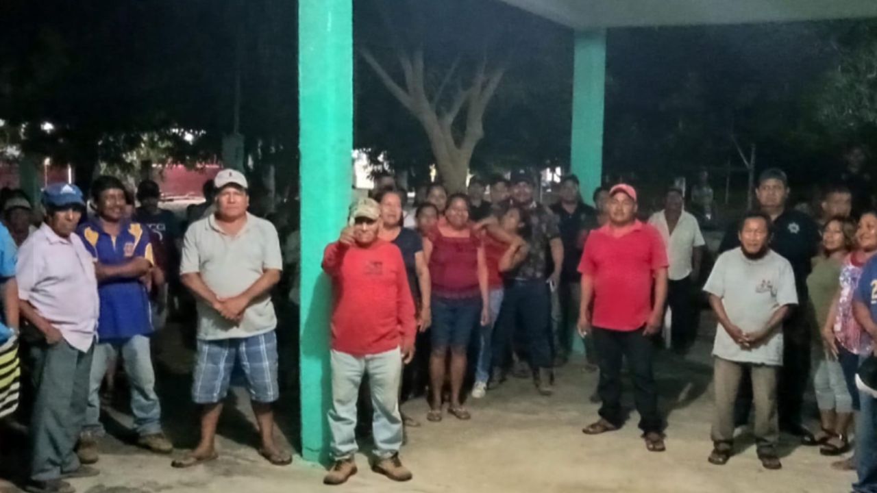 Pobladores retienen a funcionarios en Guelaguichi, Oaxaca