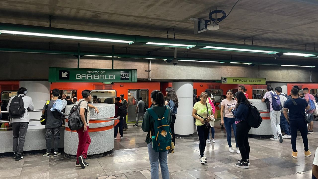 Hombre se arroja al paso del convoy en la estación Escuadrón 201 del Metro