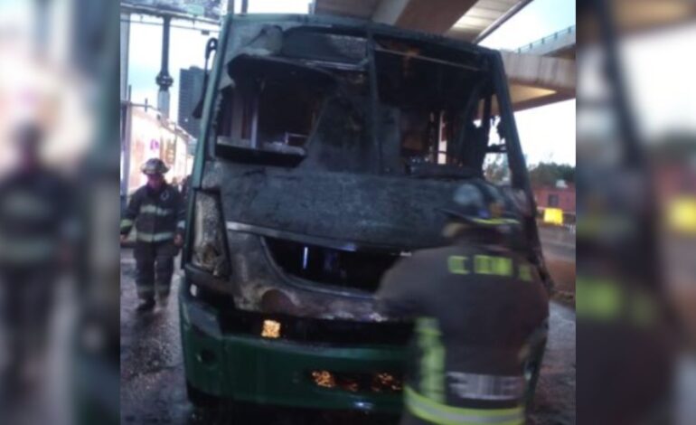 Microbús se incendia sobre Periférico en la Álvaro Obregón, CDMX