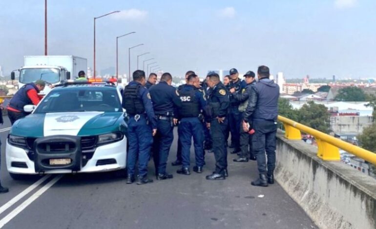 Policias evitan que hombre se suicide en puente vehicular de la Cuauhtemoc