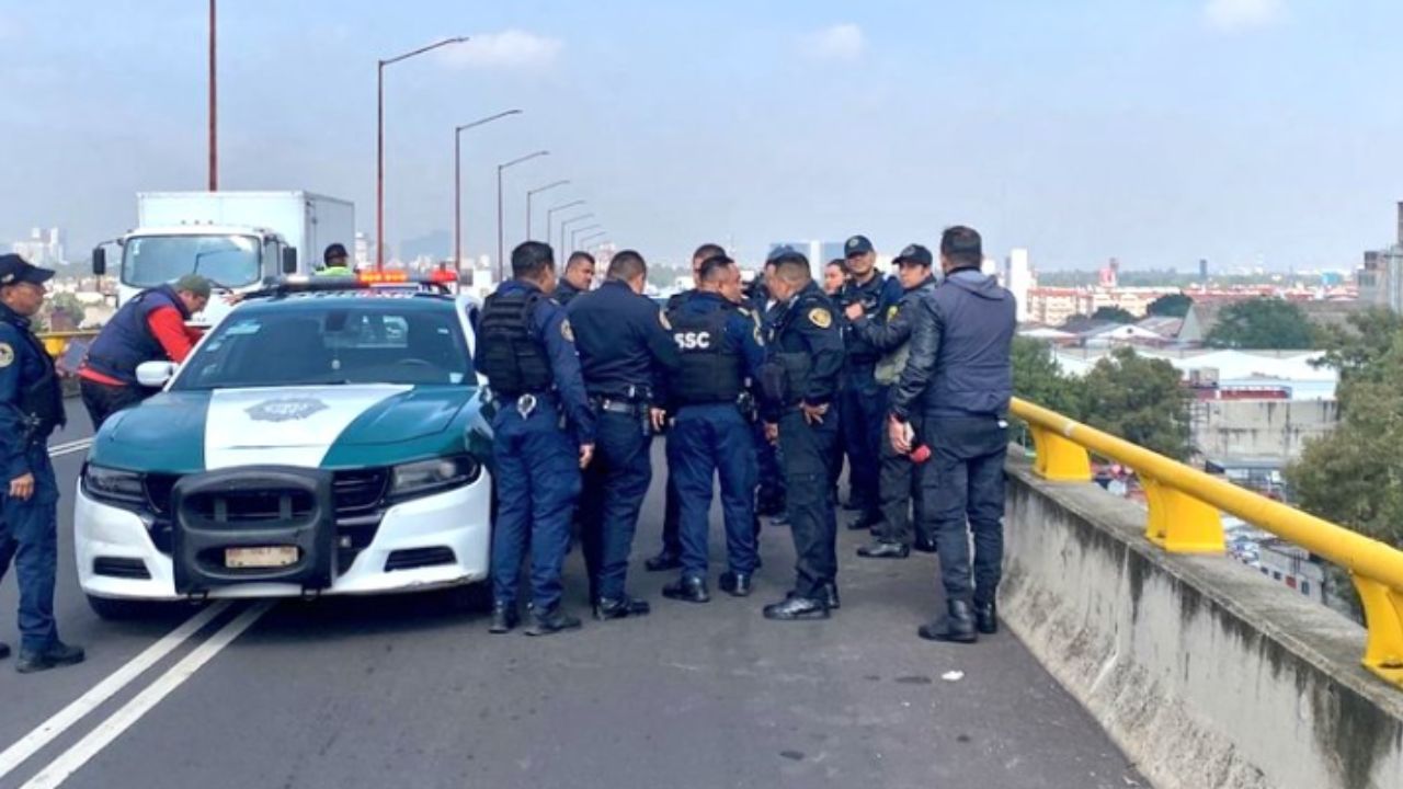 Policías evitan que hombre se suicide en puente vehicular de la Cuauhtémoc