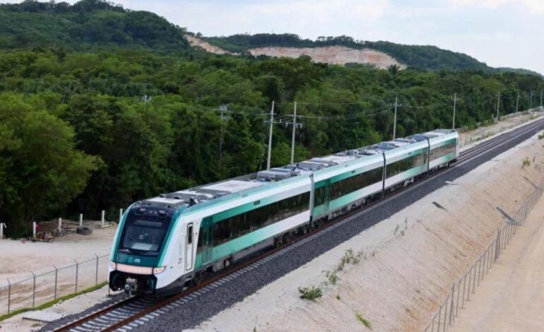 AMLO y funcionarios de la 4T presumen el primer recorrido a bordo del Tren Maya