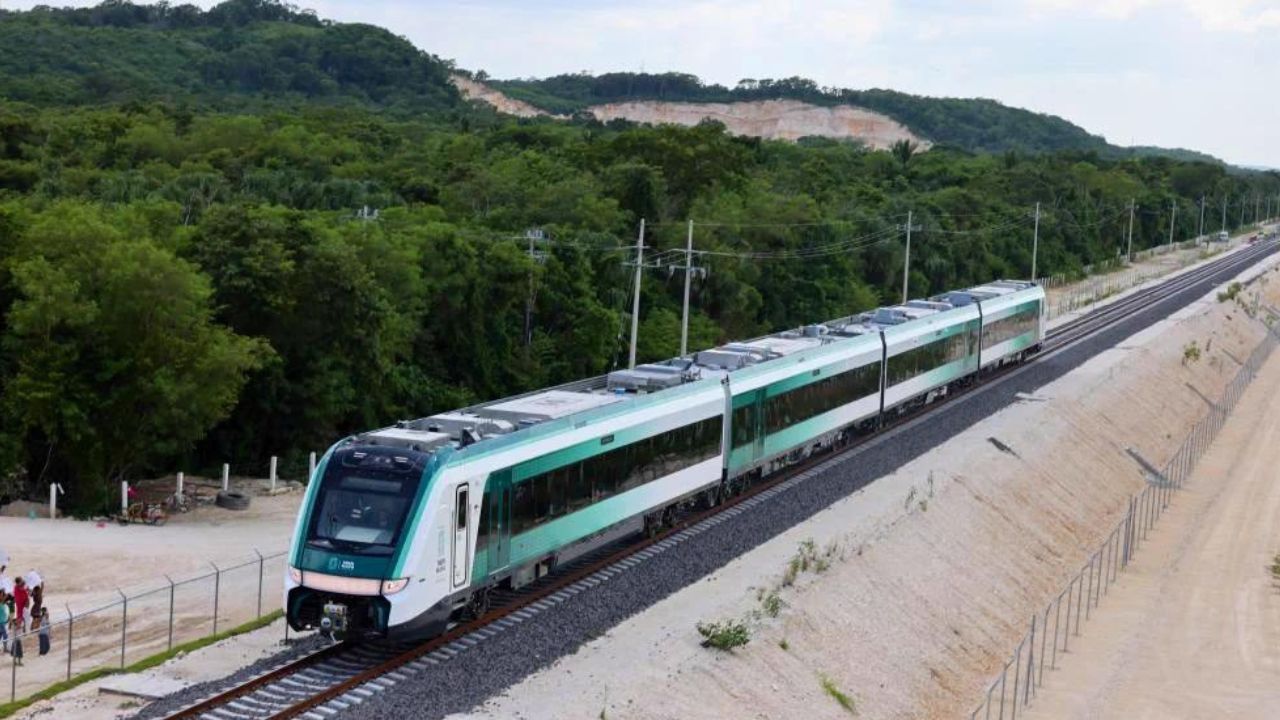 AMLO y funcionarios de la 4T presumen el primer recorrido a bordo del Tren Maya