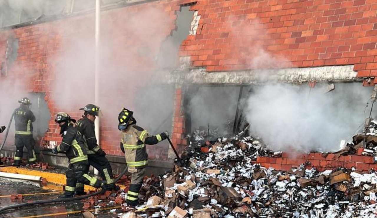 Bomberos extinguen incendio en bodega en la GAM