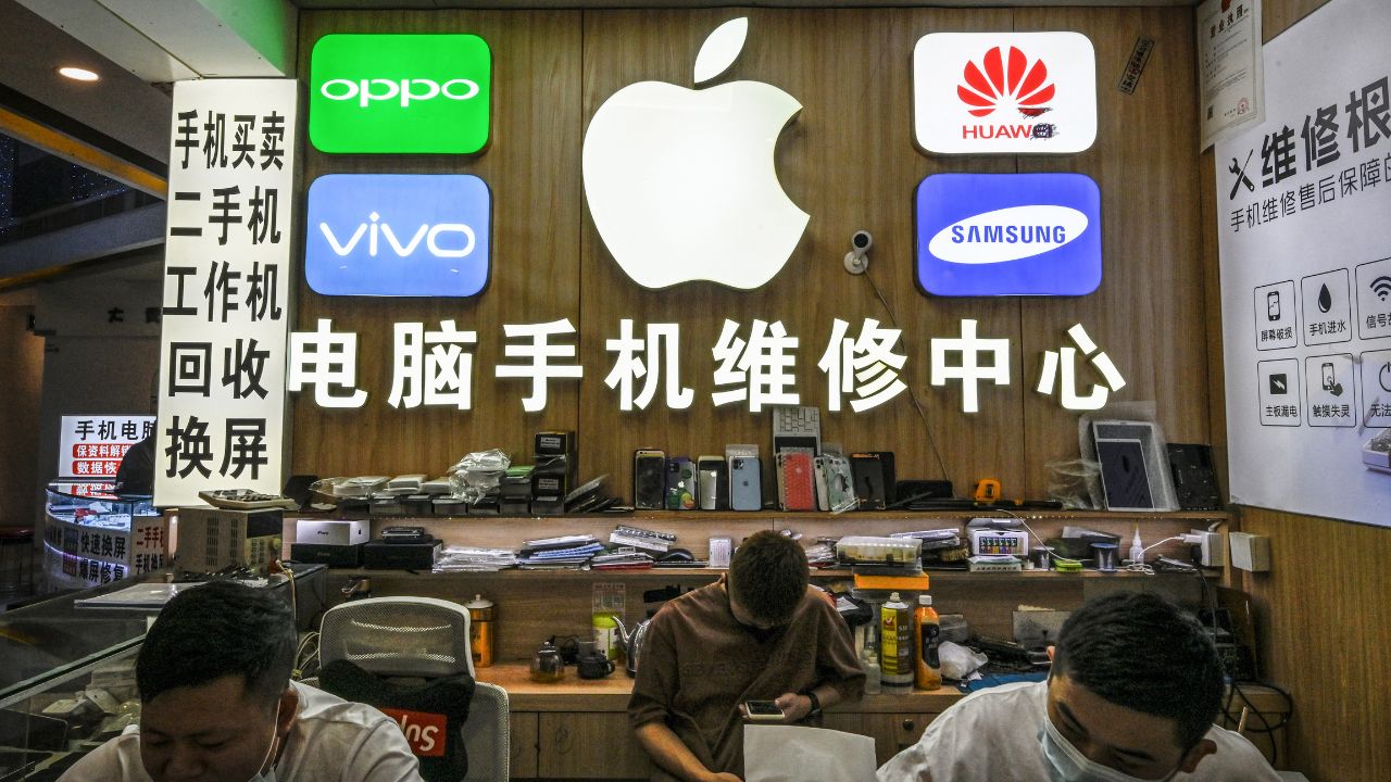 Caen acciones de Apple tras restricciones de iPhone en China