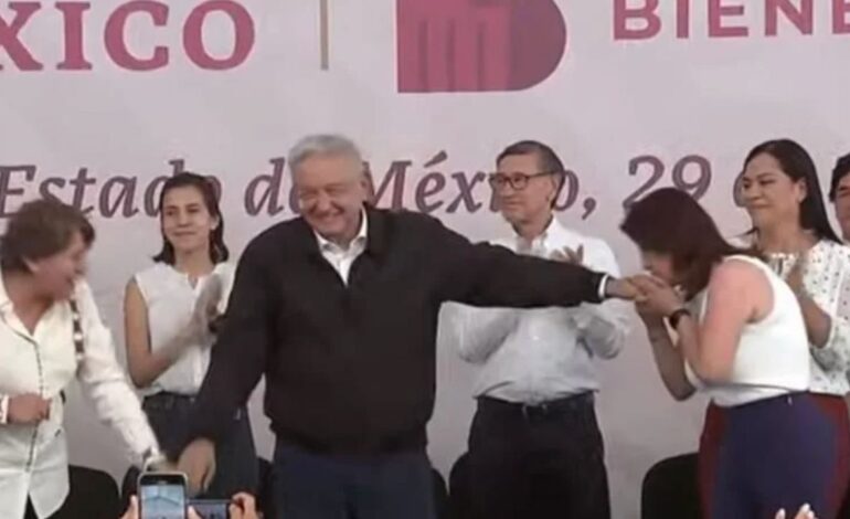 Alcaldesa de Técamac besa la mano de AMLO