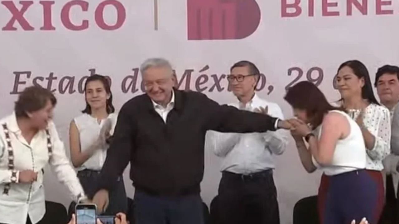 Alcaldesa de Técamac besa la mano de AMLO