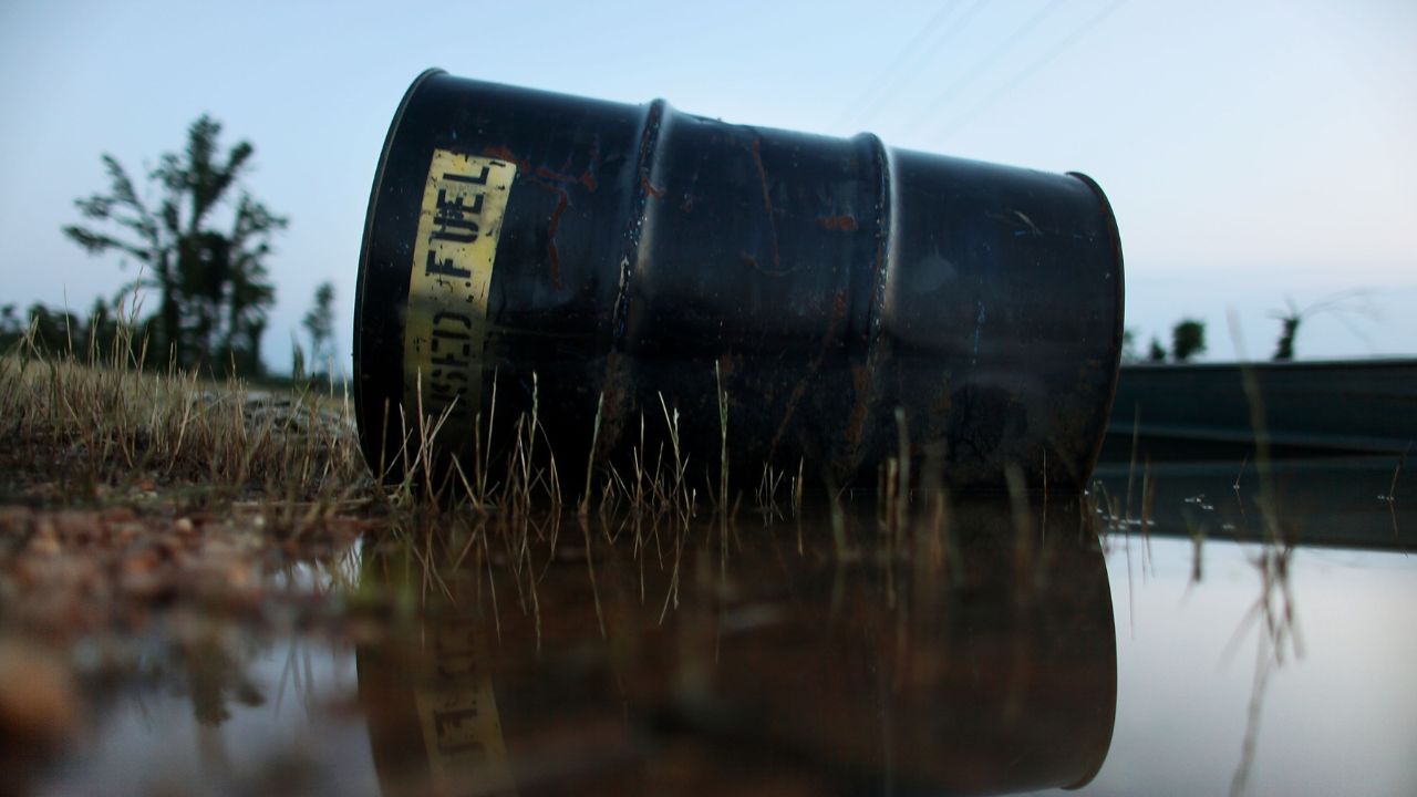 El petróleo termina a la baja en mercado preocupado por la demanda