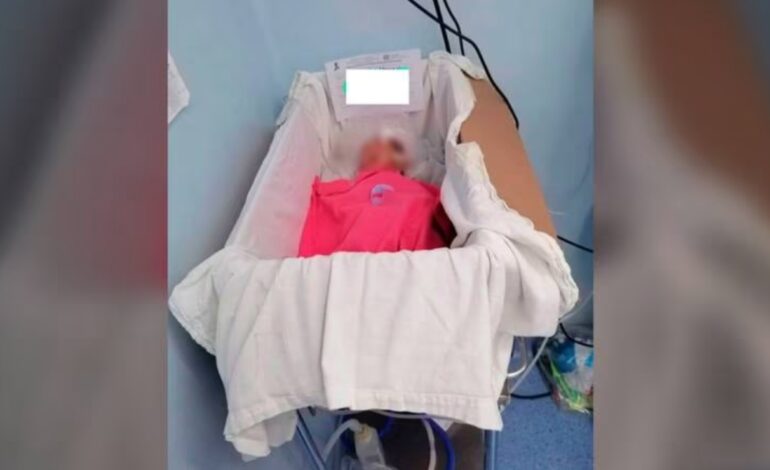 Hospital en Oaxaca permite que bebé sea colocado en ¡una caja de cartón!