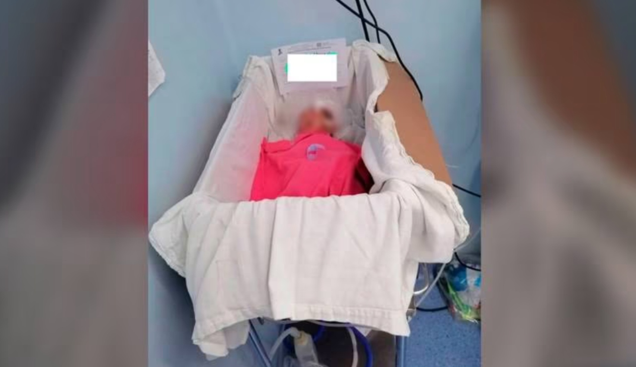 Hospital en Oaxaca permite que bebé sea colocado en ¡una caja de cartón!