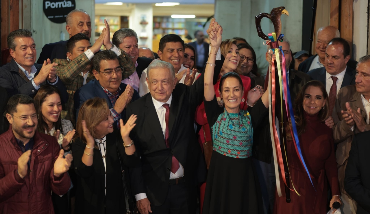 INE ordena a AMLO bajar todo lo publicado sobre el bastón de mando a Sheinbaum