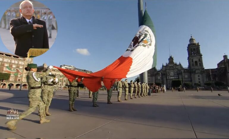 video amlo rinde homenaje victimas sismos 19 septiembre zocalo izan bandera