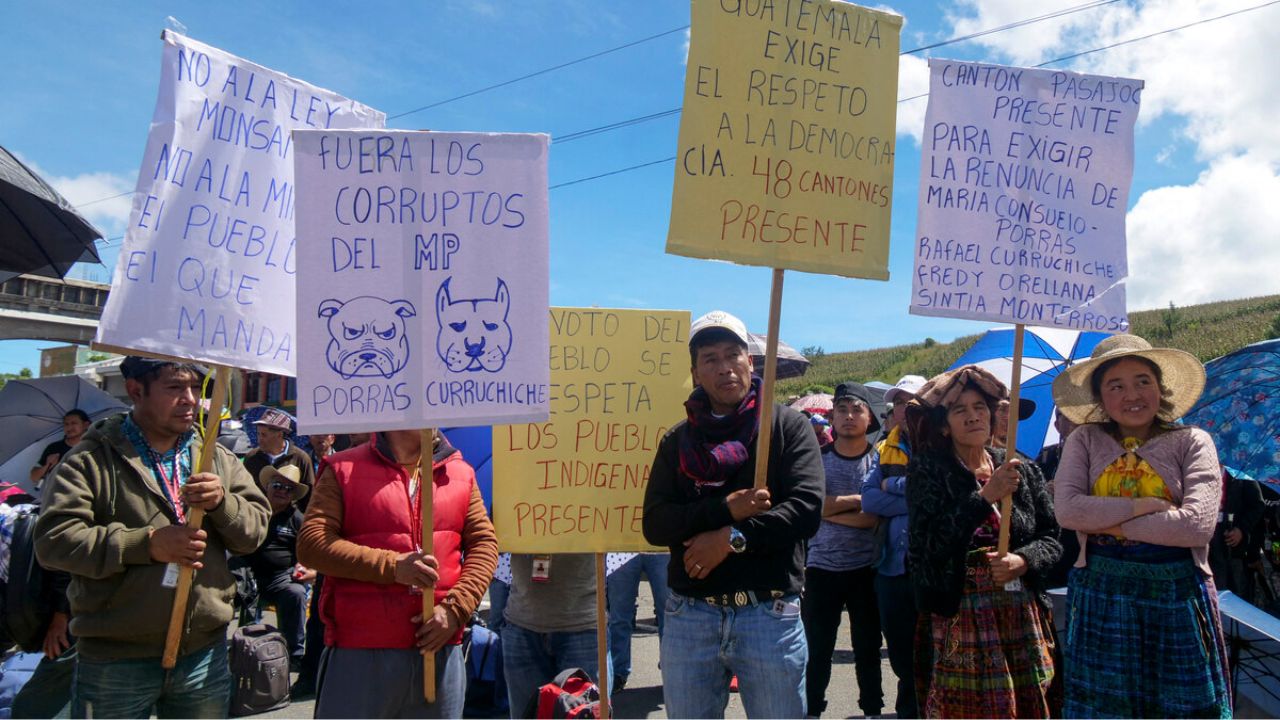 Bloquean carreteras de Guatemala para exigir cese de persecución electoral