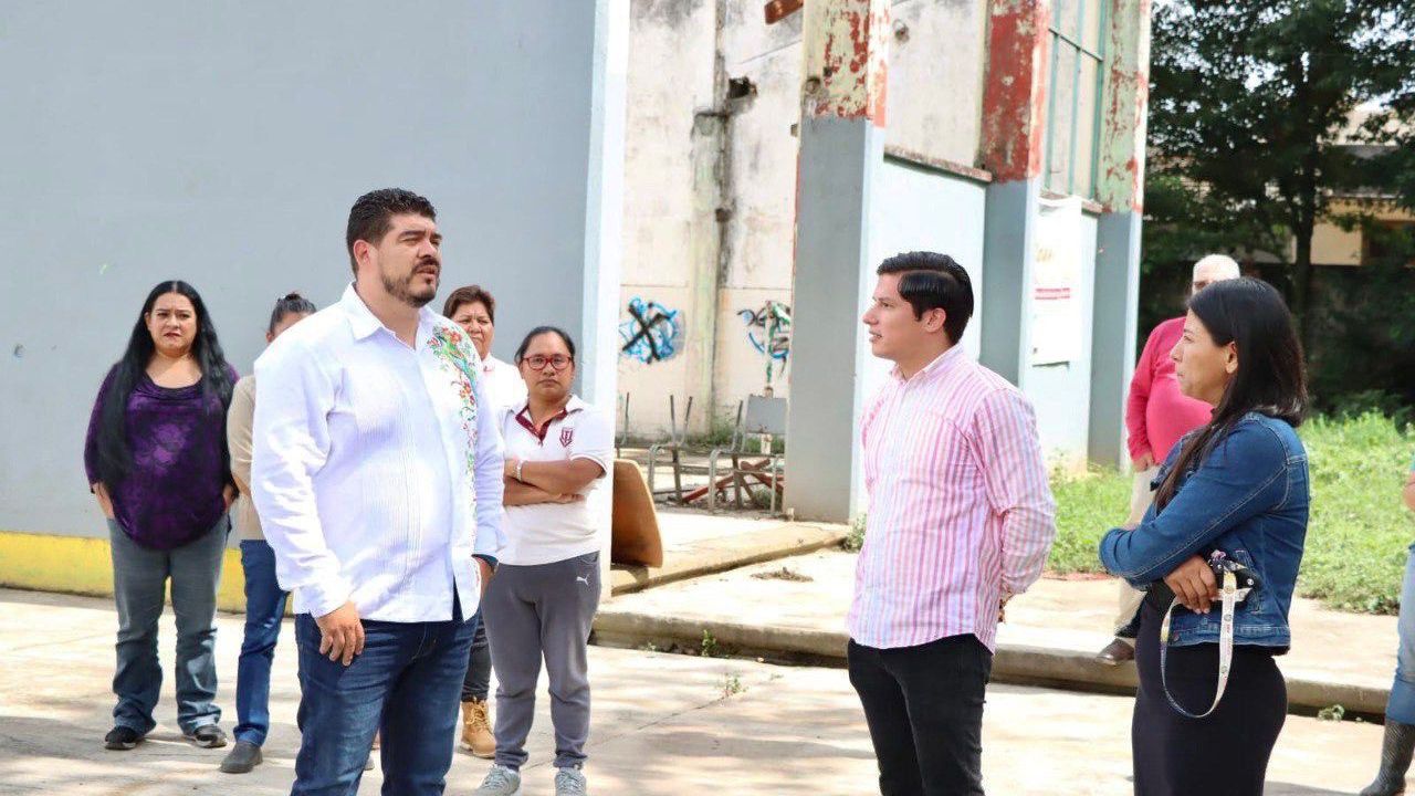 Zenyazen Escobar anuncia inversión para la Escuela de Bachilleres Unidad y Trabajo en Xalapa