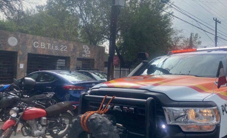 Estudiantes provocan explosion en un CBTIS de Monterrey se registran heridos