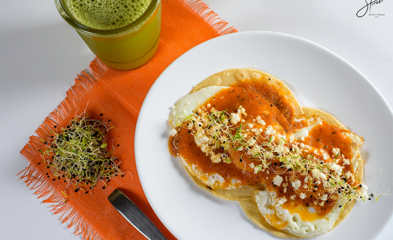 HUEVOS RANCHEROS CON GERMINADO DE CEBOLLA Y CILANTRO