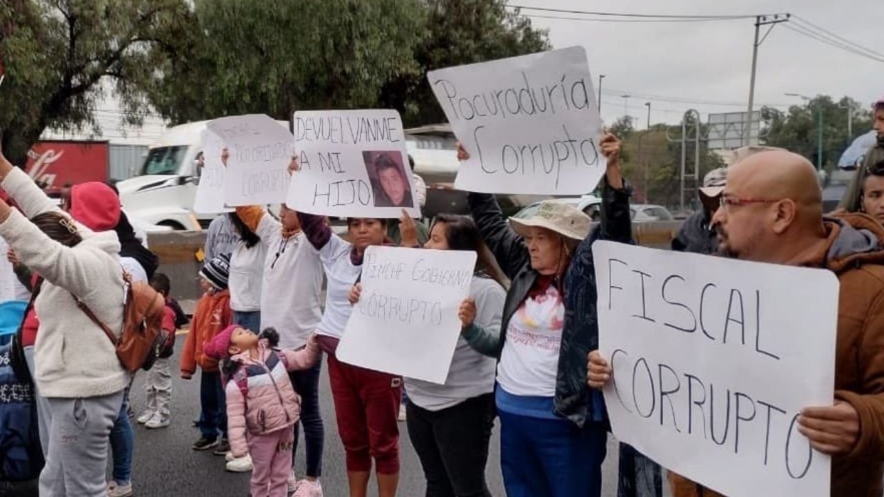 Bloqueo causa caos en la México-Querérato por desaparación de un joven