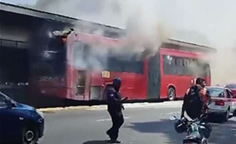 Se incendia unidad del Metrobus en la estacion UPIICSA de la Linea 2