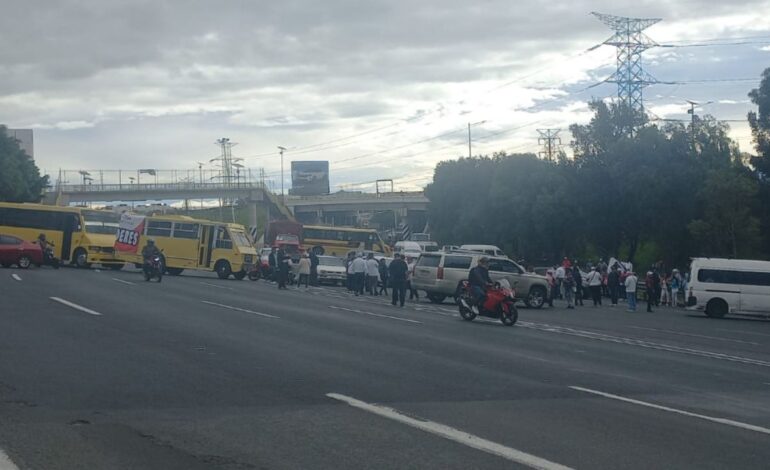 Transportistas bloquean varias vialidades en el Edomex; exigen cese de extorsiones