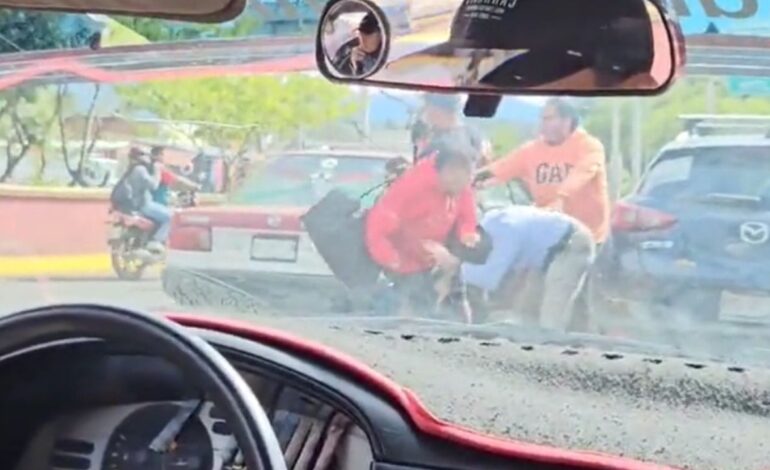 Video Taxista da golpiza a abuelito en calles de Oaxaca