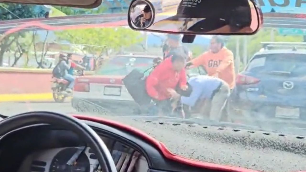 Taxista da golpiza a abuelito en calles de Oaxaca