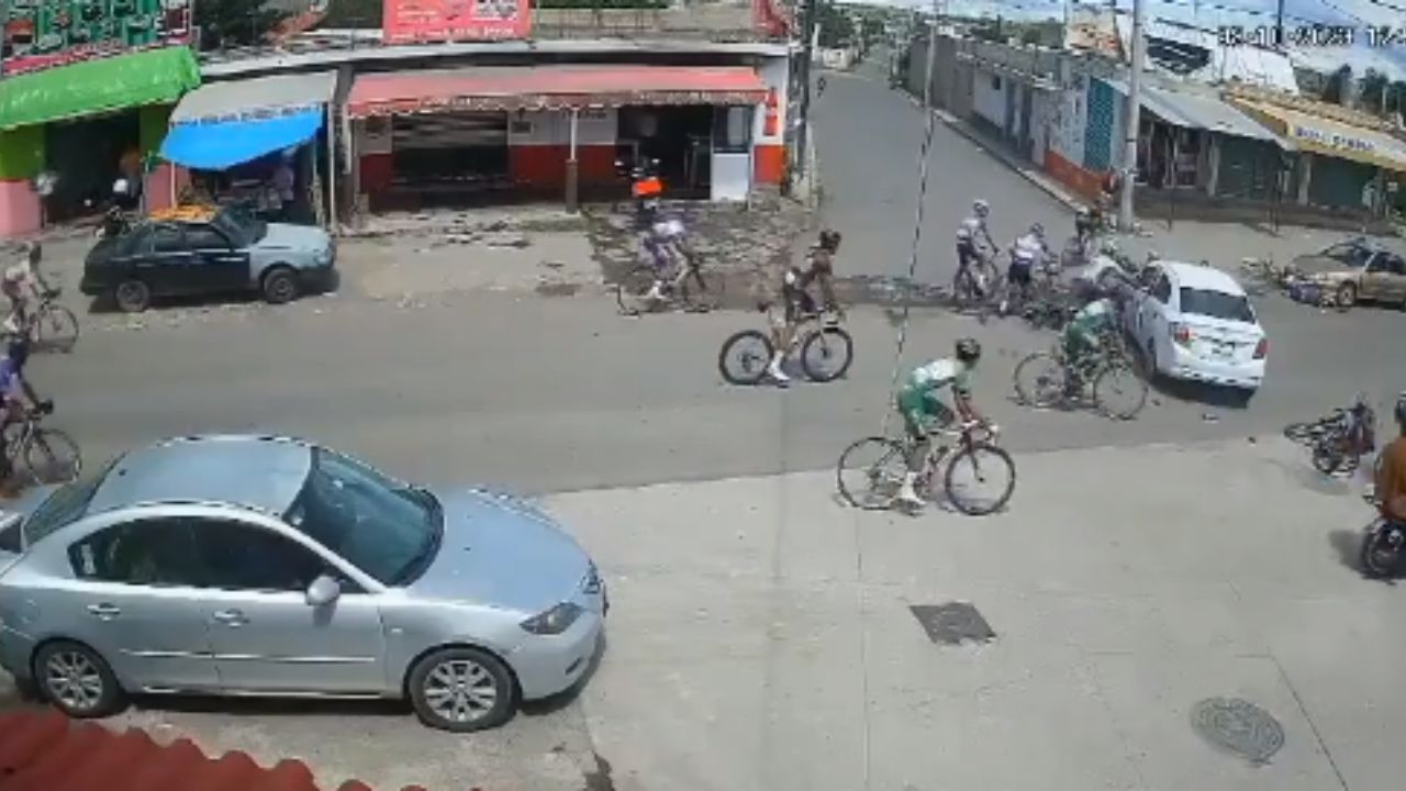 Conductor provoca carambola de ciclistas en Puebla