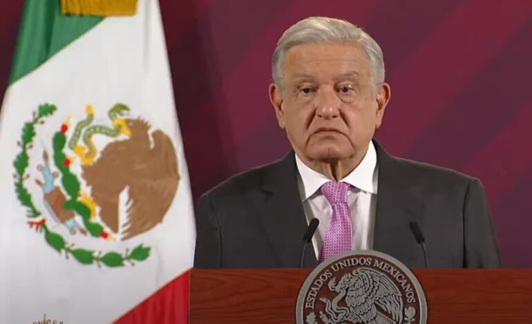 AMLO presume que patentará el “Humanismo Mexicano” y no cobrará derechos