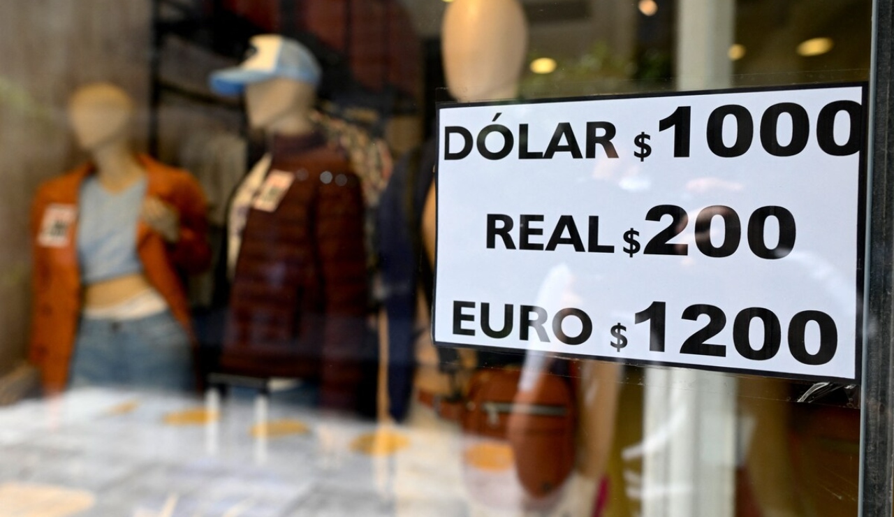Dólar se dispara a días de las presidenciales en Argentina