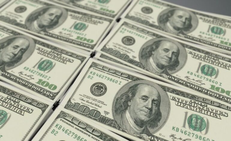 El dólar se vende en 17.05 pesos en bancos capitalinos