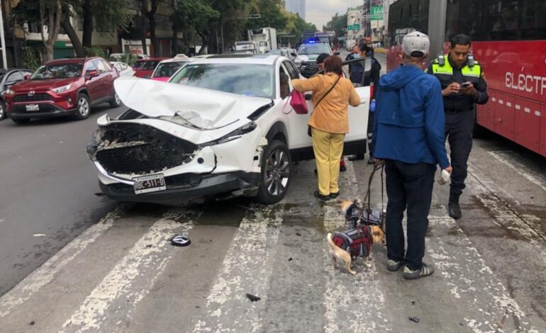 camioneta y metrobus chocan en la colonia roma hay una mujer lesionada
