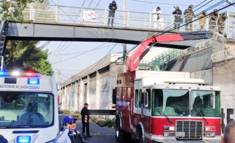 Hallan cuerpo colgado de puente en Metro Pantitlán