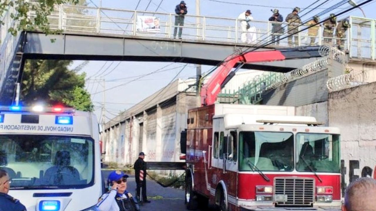 Hallan cuerpo colgado de puente en Metro Pantitlán