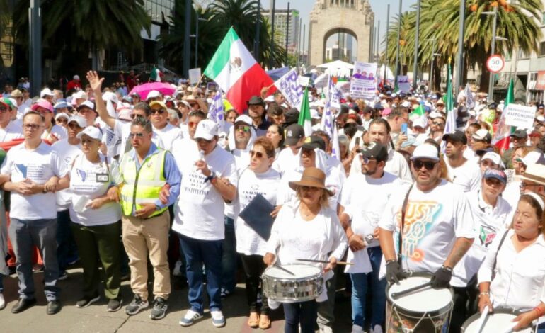 empleados judiciales marchan en mexico contra fin de fondos para prestaciones laborales