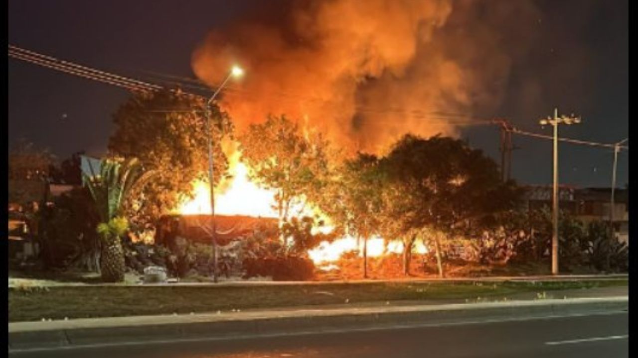 Incendio en mercado 25 de Julio en la GAM quema 7 locales