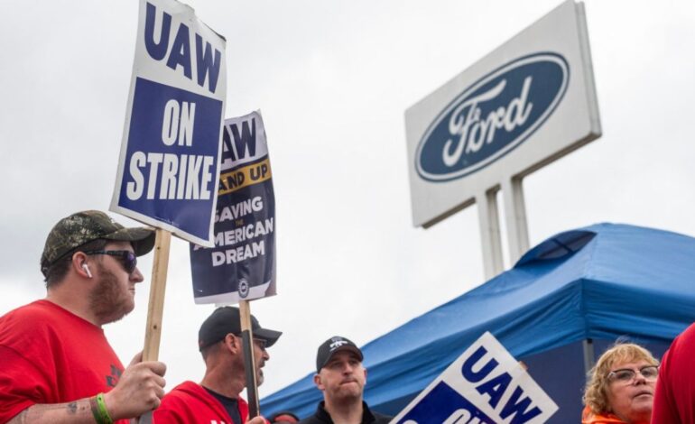 Los 3 mayores fabricantes de autos de EUA alcanzan acuerdos para terminar huelga