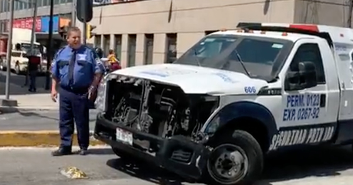 Unidad de Metrobús y camioneta de valores chocan en Balderas