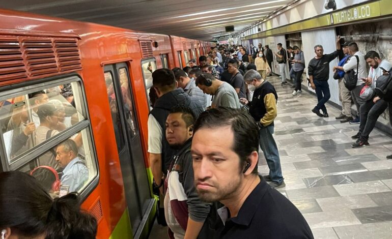 persona se arroja a las vias del metro linea 3