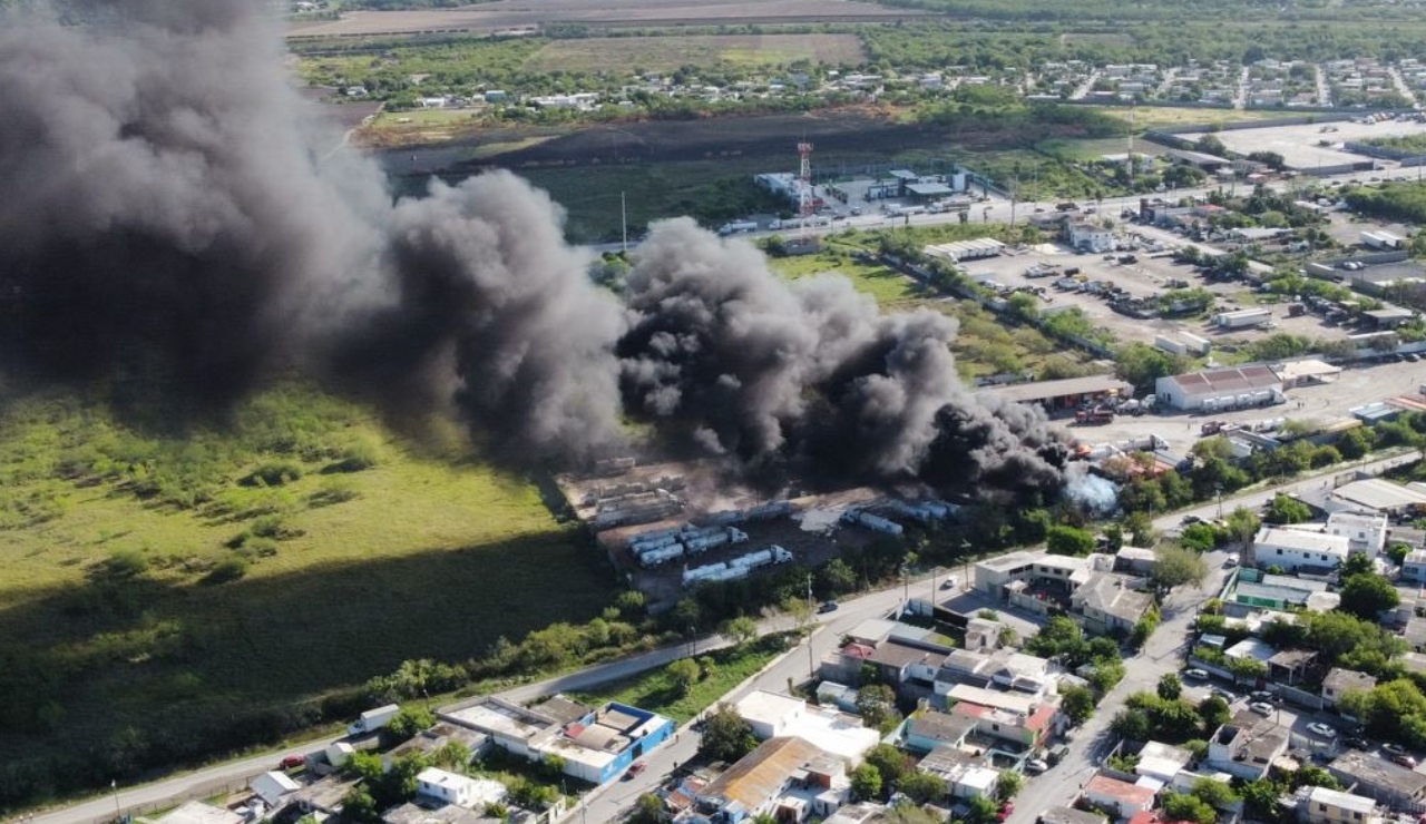 Evacuan a 700 personas tras estallar 3 pipas en Matamoros